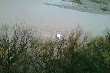 نجات نیروهای دامپزشکی گرفتار در سیلاب اندیکا 