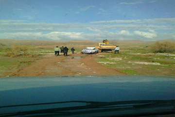 نجات نیروهای دامپزشکی گرفتار در سیلاب اندیکا 