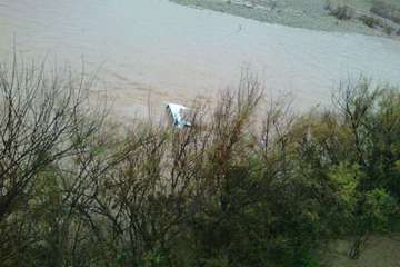 نجات نیروهای دامپزشکی گرفتار در سیلاب اندیکا 