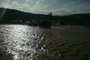 نجات نیروهای دامپزشکی گرفتار در سیلاب اندیکا 