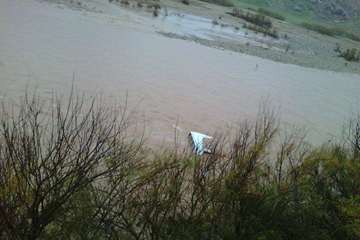 نجات نیروهای دامپزشکی گرفتار در سیلاب اندیکا 