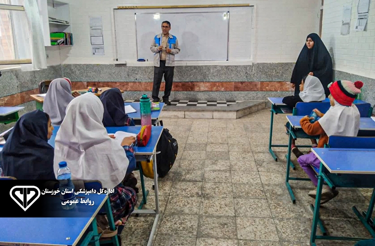 آموزش سلامت از مدرسه آغاز می‌شود؛ آشنایی دانش‌آموزان هفتکل با بیماری‌های مشترک انسان و حیوان